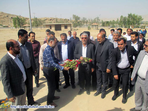 ادای احترام به مقام شامخ شهدای گمنام در فراشبند فارس/ تصاویر