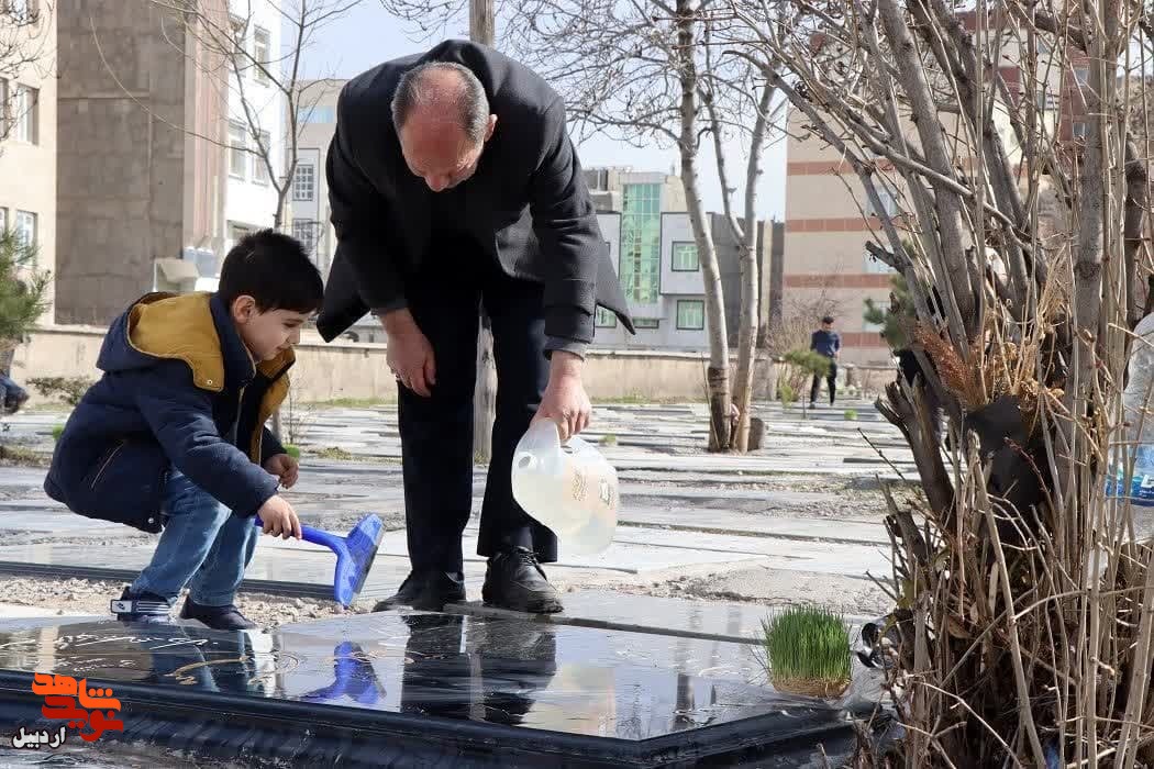 آئین غبارروبی و عطر افشانی مزار شهدا در آخرین پنجشنبه سال در اردبیل