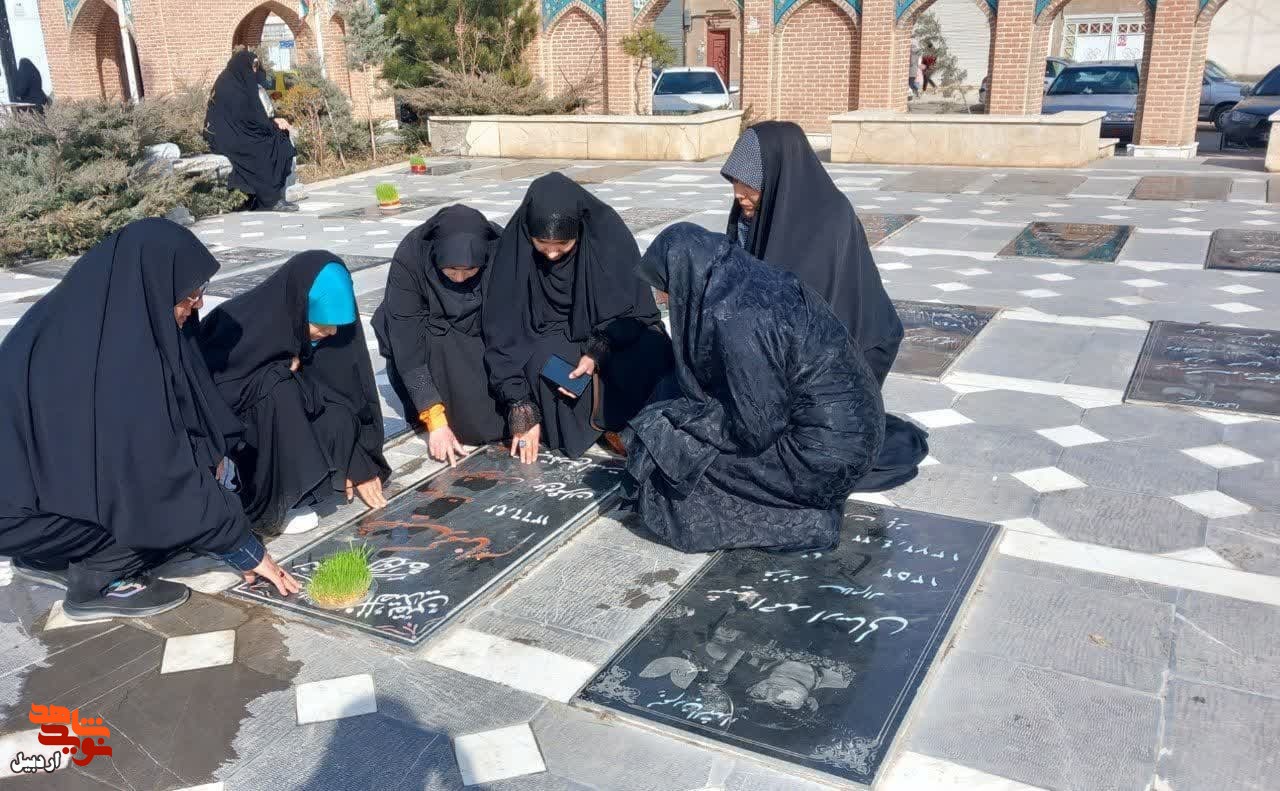 آئین غبارروبی و عطر افشانی مزار شهدا در آخرین پنجشنبه سال در اردبیل