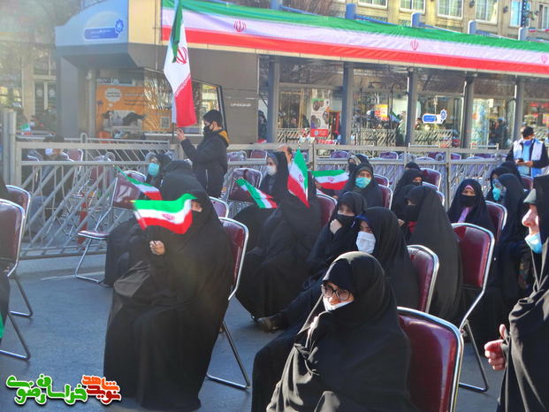 حضور آحاد مردم مشهد مقدس و خانواده های معظم شهدا و ایثارگران در جایگاه اختصاصی برگزاری مراسم جشن چهل و دومین سالگرد پیروزی انقلاب اسلامی