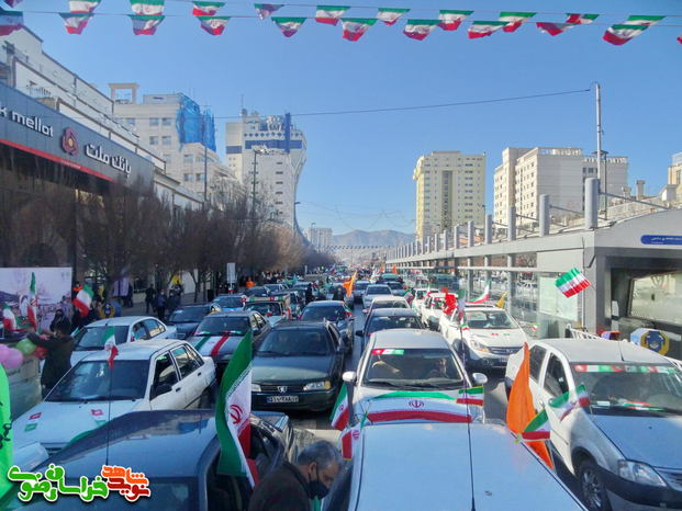 رژه خودرویی زائرین و مجاورین بارگاه ملکوتی امام رضا (ع) در  چهل و دومین سالگرد پیروزی انقلاب اسلامی