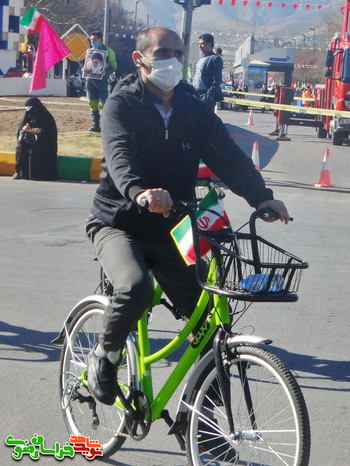 شهروندانی که برای حضور در رژه موتوری با دوچرخه کرایه ای هم خودشان را به راهپیمایی رساندند