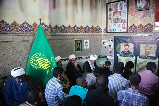 طلاب غیر إیرانیون یُکرّمون شهداء قم عند مرقد المعصومة (ع)