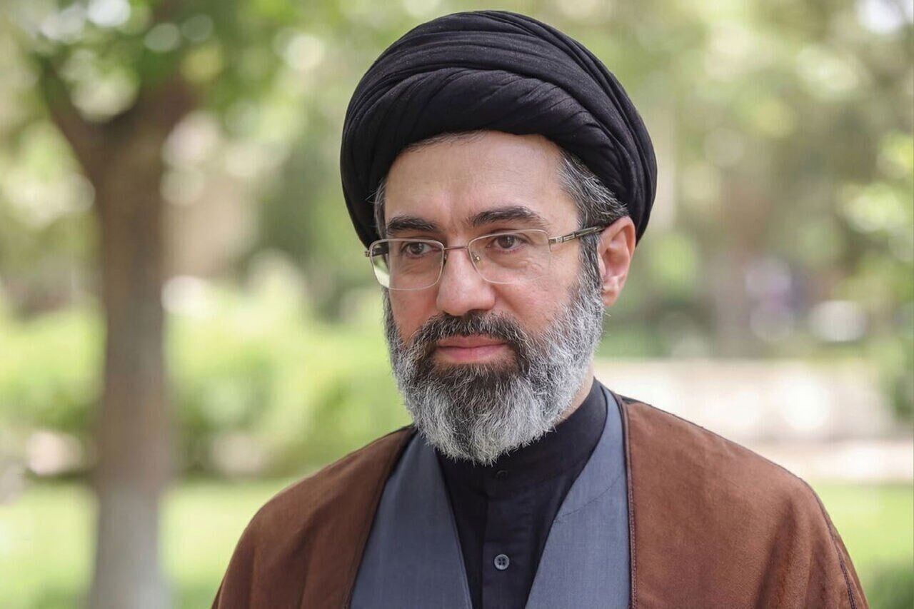 قائد الثورة الاسلامية: نتعهد أن نأخذ بثأرنا من المجرمين
