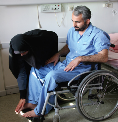 گزیده احکام رساله مصور جانبازان؛ احکام وضو (19) استفاده از دست های بیمار در مسح و شستن گزیده احکام رساله مصور جانبازان؛ احکام وضو (19) استفاده از دست های بیمار در مسح و شستن