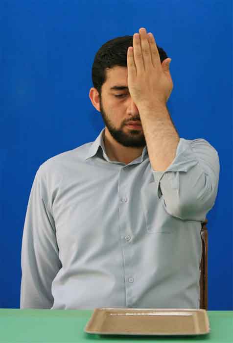 گزیده احکام رساله مصور جانبازان؛ احکام تیمم(1) تیمّم کسی که دستانش قطع شده گزیده احکام رساله مصور جانبازان؛ احکام تیمم(1) تیمّم کسی که دستانش قطع شده