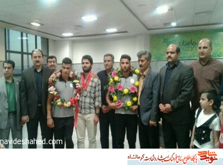 قهرمانان کرمانشاهی مدالهای خود را به شهدای مدافع حرم تقدیم کردند قهرمانان کرمانشاهی مدالهای خود را به شهدای مدافع حرم تقدیم کردند