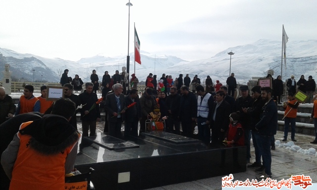 غبار روبی مزار شهدای گمنام شهرستان ماکو غبار روبی مزار شهدای گمنام شهرستان ماکو