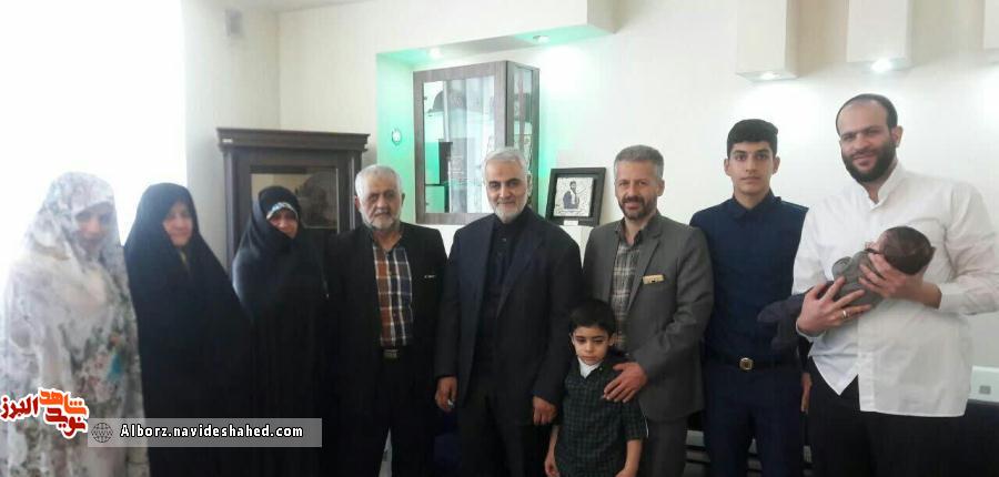 دیدار سرلشکر سلیمانی با خانواده شهدای مدافع حرم در استان البرز دیدار سرلشکر سلیمانی با خانواده شهدای مدافع حرم در استان البرز