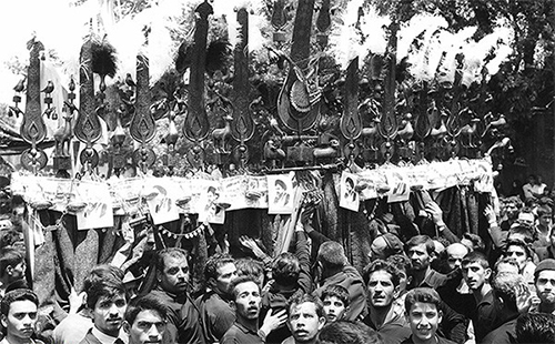 گلوی مادری که با قنداق تفنگ کبود و چادرش پاره پاره شد گلوی مادری که با قنداق تفنگ کبود و چادرش پاره پاره شد