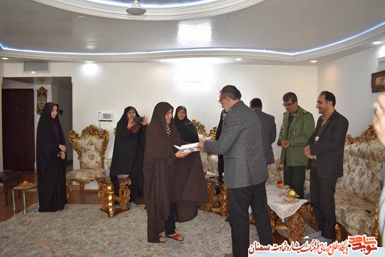 دیدار دانش آموزان مدرسه دخترانه شاهد شاهرود از همسر شهید عباس دوست محمدی