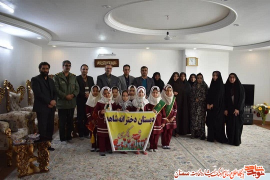 دیدار دانش آموزان مدرسه دخترانه شاهد شاهرود از همسر شهید عباس دوست محمدی
