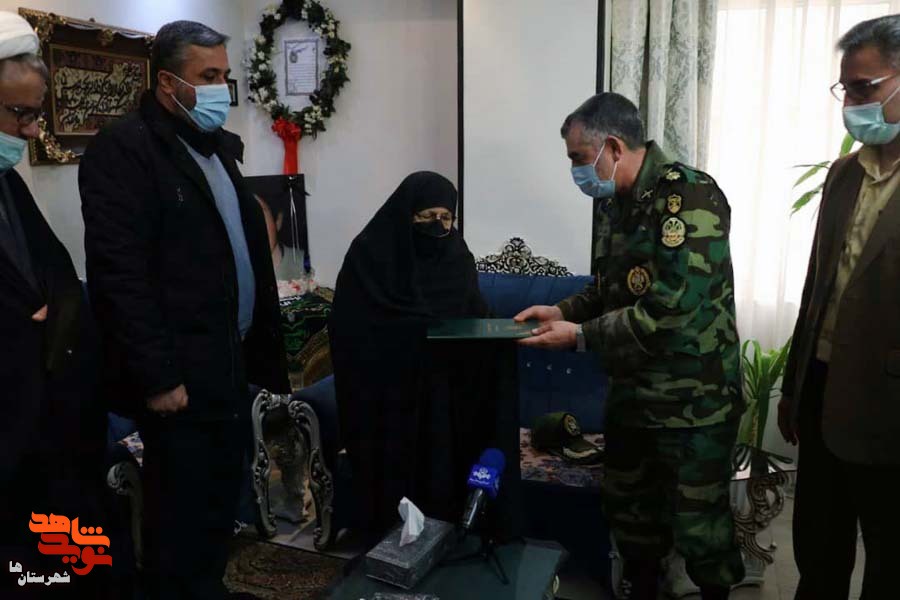 فرمانده مرکز آموزش تکاور با مادر شهید تازه شناسایی «امیرمسعود حیدر» فرمانده مرکز آموزش تکاور با مادر شهید تازه شناسایی «امیرمسعود حیدر»
