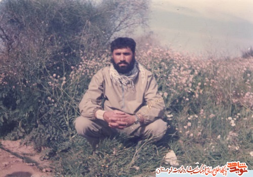 رهبرمان را همچون نگین انگشتری در میان نگه دارید
