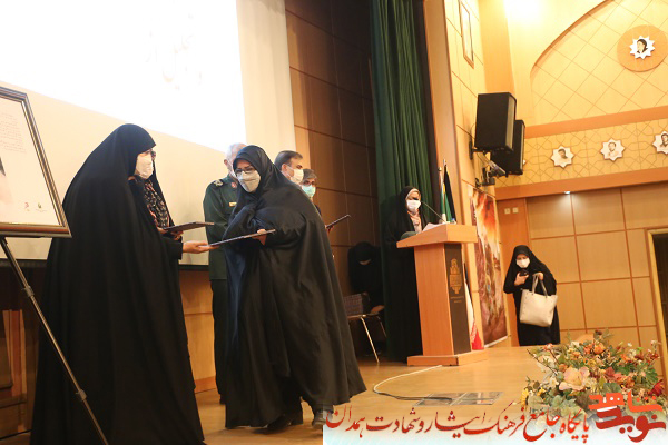 گزارش تصویری| تجلیل از جهادگران عرصه سلامت و رونمایی از کتاب