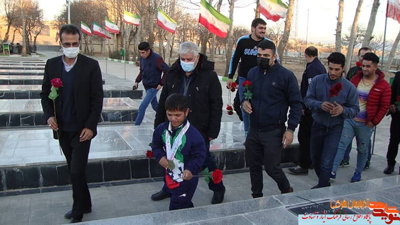 ادای احترام قهرمان مسابقات پاراآسیایی به مقام شامخ شهدای اهر