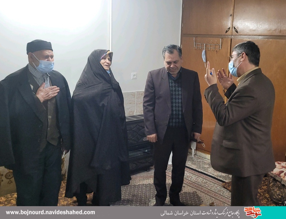 والدین شهدا چهره‌های ماندگار انقلاب هستند