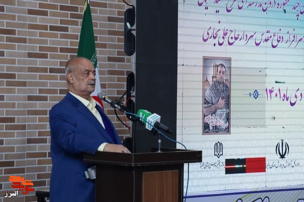 باید خدمت را از شهید سلیمانی یاد گرفت