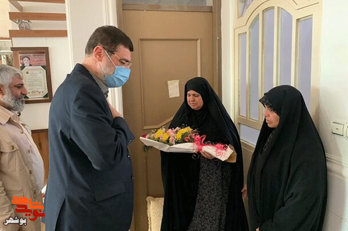معاون رئیس جمهور با دو خانواده شهیدان از استان بوشهر دیدار کرد