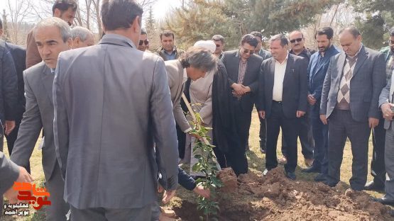 غرس نهال بمناسبت بزرگداشت روز شهدا