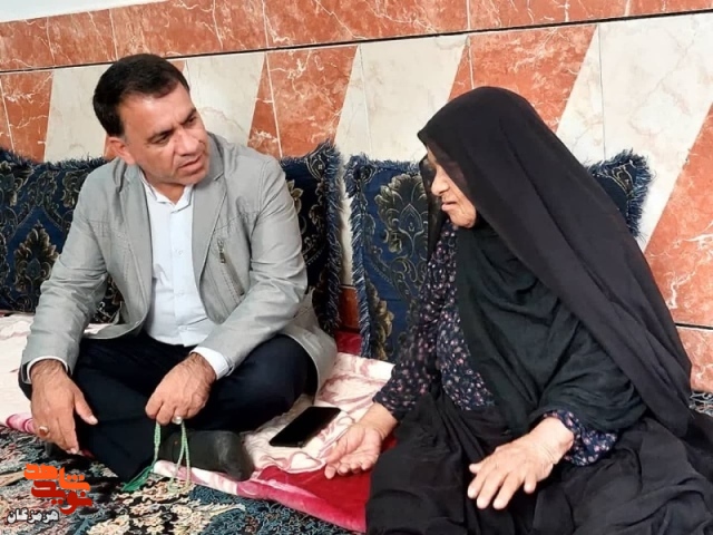 دیدار مدیرکل بنیاد هرمزگان با خانواده‌های شاهد و ایثارگر در شهرستان بندرلنگه