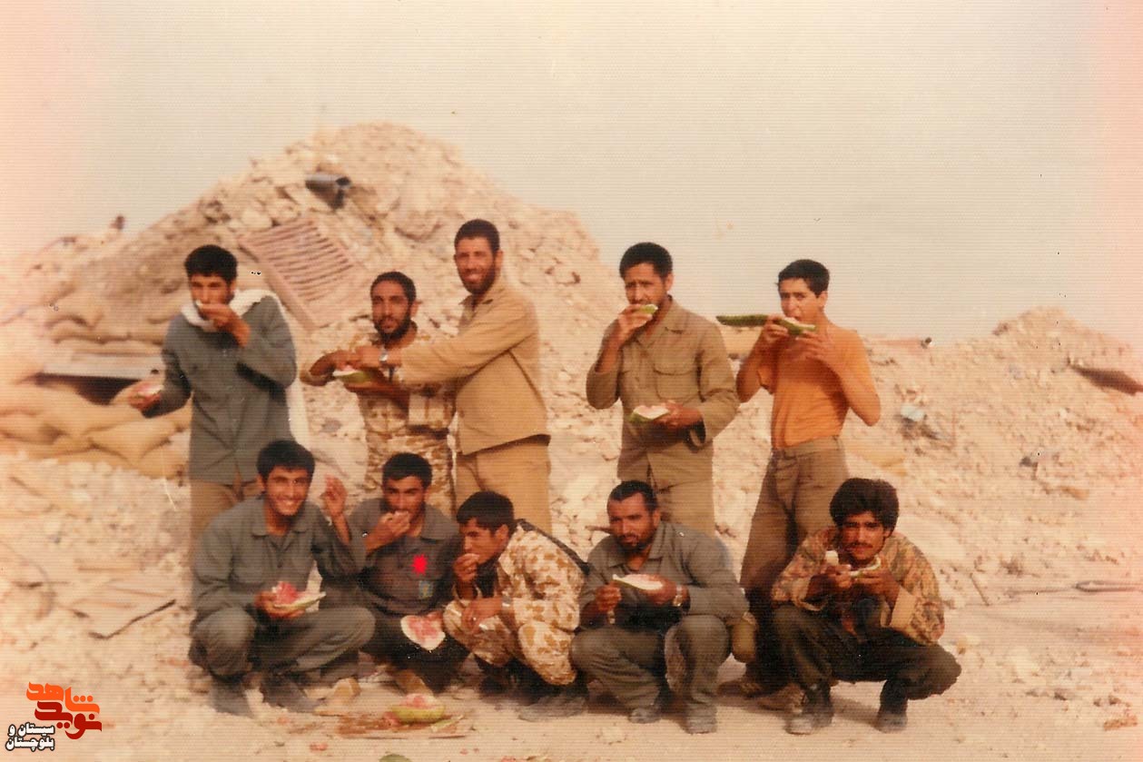 خانواده شهدا در کنار عکس شهیدشان یلدا را سپری می کنند