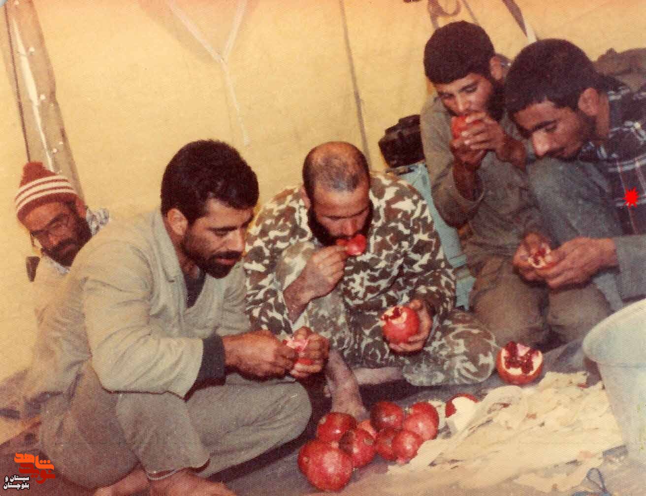 خانواده شهدا در کنار عکس شهیدشان یلدا را سپری می کنند