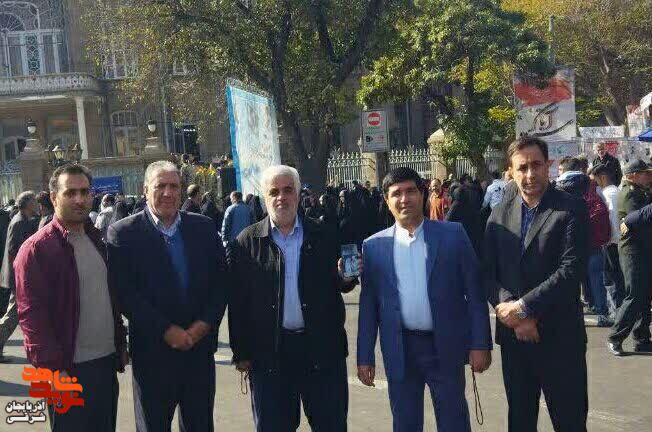 خادمان خانواده شهدا و ایثارگران در راهپیمایی ۱۳ آبان حضوری پرشور داشتند