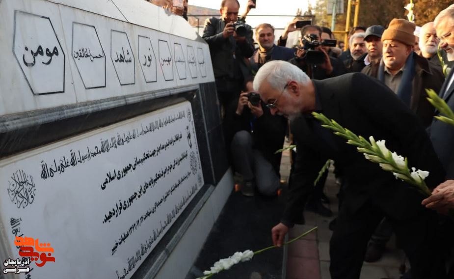 وزیر کشور به مقام شامخ شهدای ارومیه در گلزار شهیدان باغ رضوان ادای احترام کرد وزیر کشور به مقام شامخ شهدای ارومیه در گلزار شهیدان باغ رضوان ادای احترام کرد