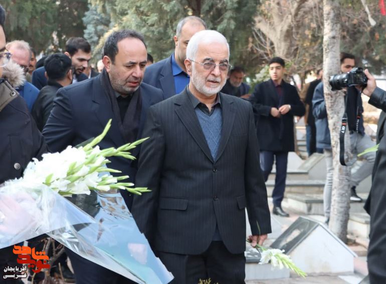 وزیر کشور به مقام شامخ شهدای ارومیه در گلزار شهیدان باغ رضوان ادای احترام کرد وزیر کشور به مقام شامخ شهدای ارومیه در گلزار شهیدان باغ رضوان ادای احترام کرد