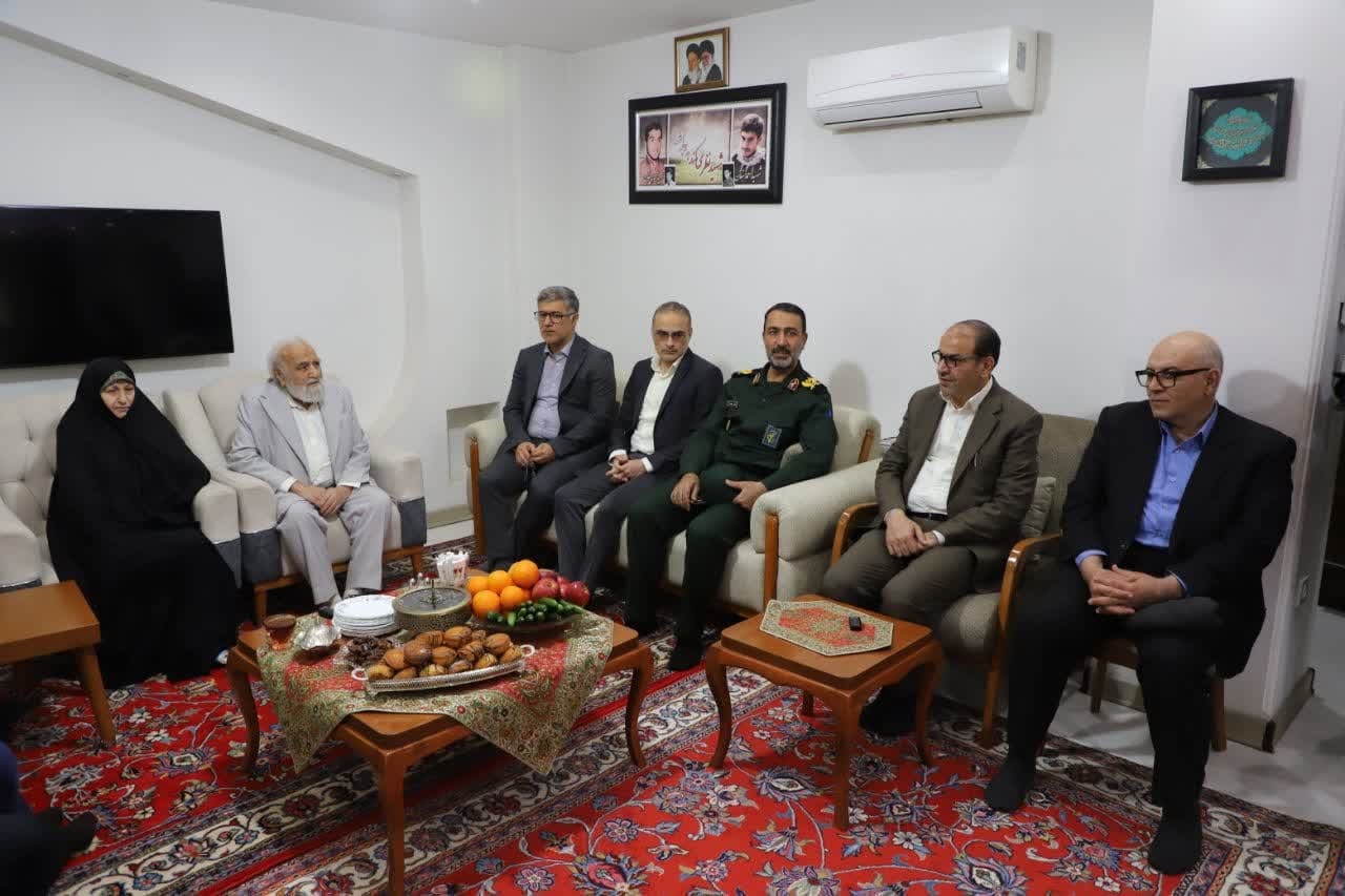 دیدار معاون رئیس جمهور با والدین شهیدان احمد و محمود مستعان در استان مرکزی