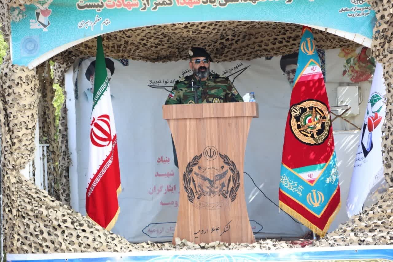 گزارش تصویری/ مراسم عطرافشانی و گلباران گلزار شهدای ارومیه به مناسبت ۲۹ فروردین