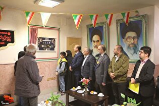 تابلوی اسناد هویتی شهدای دفاع مقدس ۱۲ روزه در اداره ثبت احوال ورامین رونمایی شد