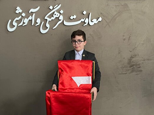 اجرای معنوی امیرعباس رضایی در دیدار خادمان شهدایی با معاون فرهنگی بنیاد شهید/ کلیپ