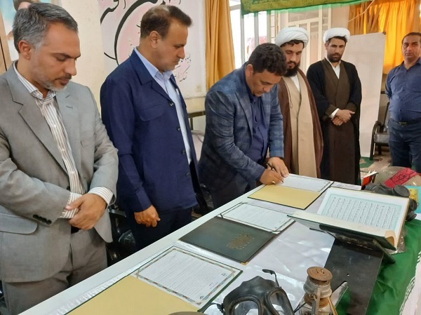 مدارس دبیرستان امام خمینی «ره» به نام و عکس شهدا مزین شد