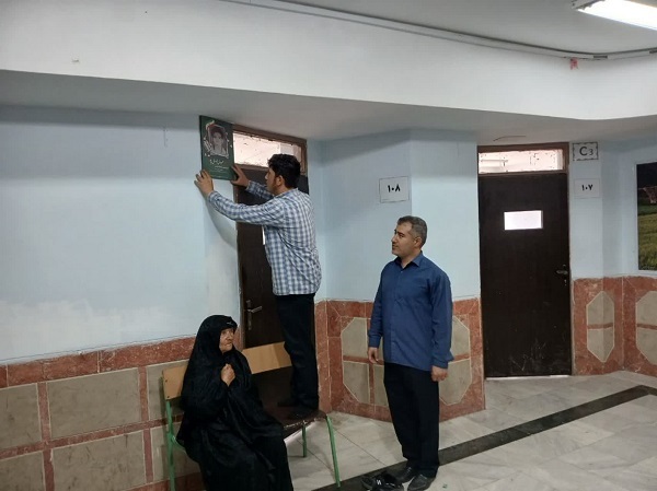 مدارس دبیرستان امام خمینی «ره» به نام و عکس شهدا مزین شد