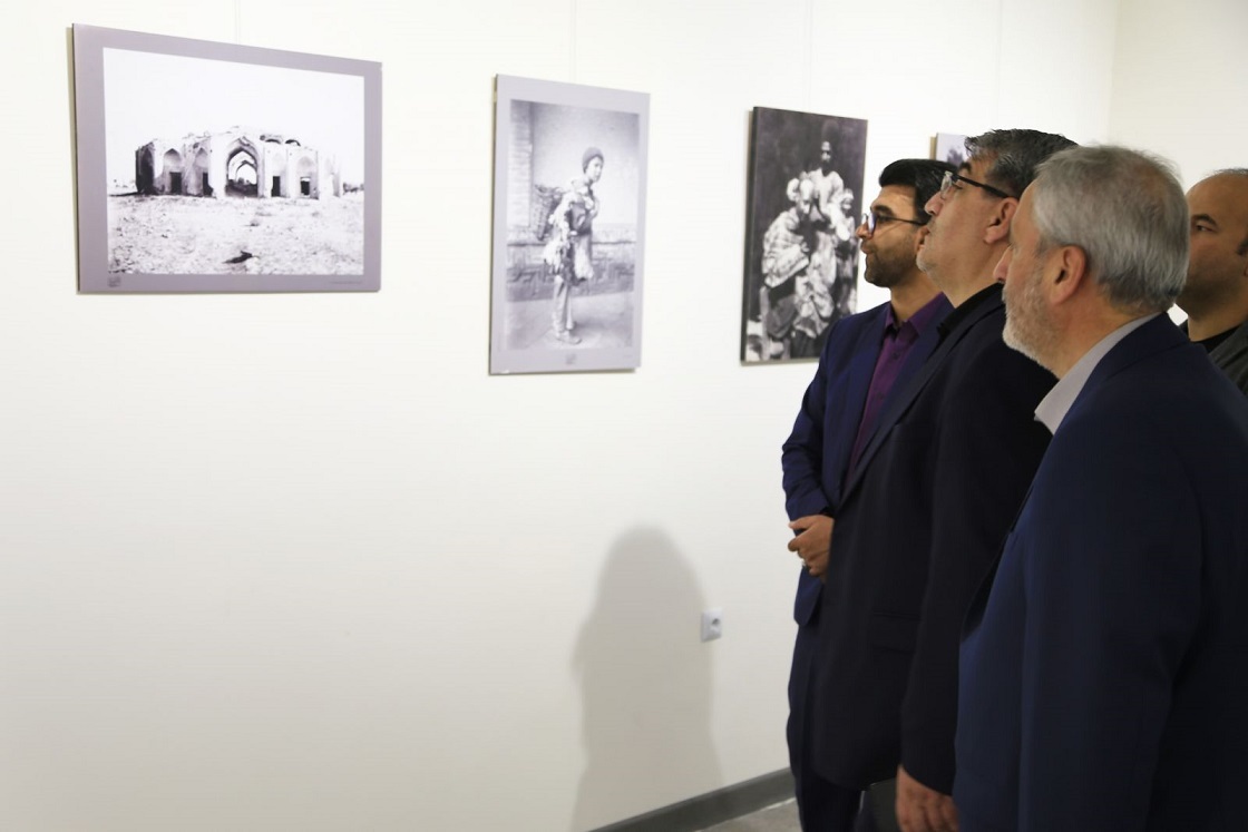 محمد کرم‌اللهی از گالری عکس مفاخر و مشاهیر آذربایجان بازدید کرد