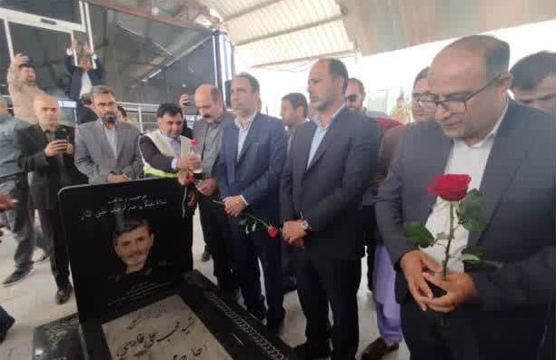 غبارروبی و عطرافشانی گلزار شهدای زاهدان