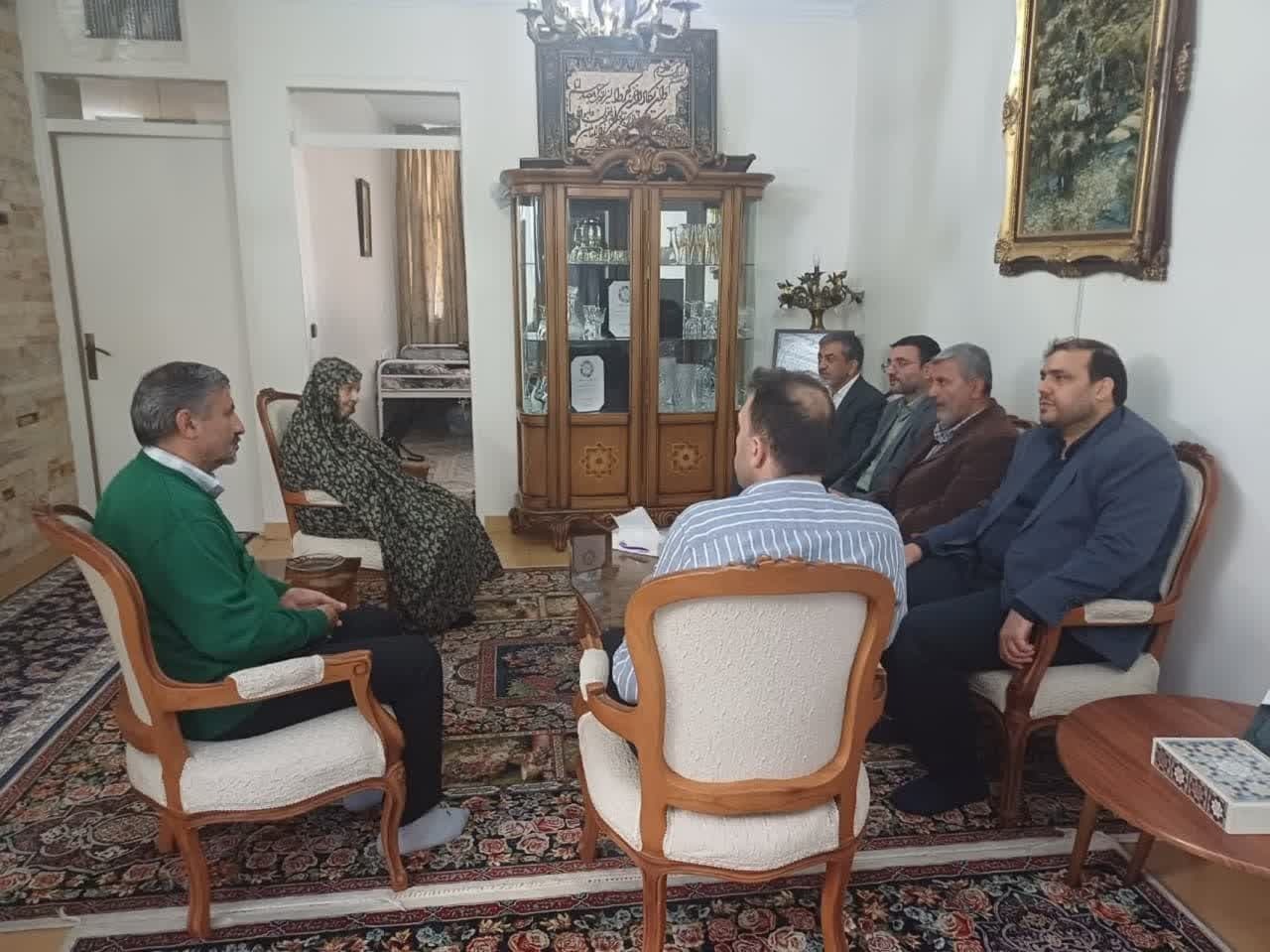 مدیرکل بنیاد شهید البرز پیام رئیس‌جمهور و معاونش را به مادر شهیدان محمدی ابلاغ کرد