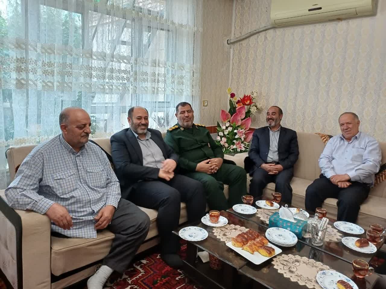 دیدار مسئولین سلماس با خانواده  جانبازان محسن جعفری و محمدحسین محمودی
