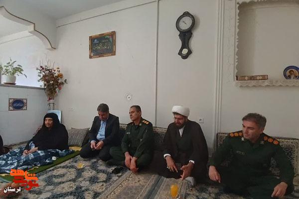 دیدار مدیران شهرستان کوهدشت با خانواده شهید «یحیی دارابی»