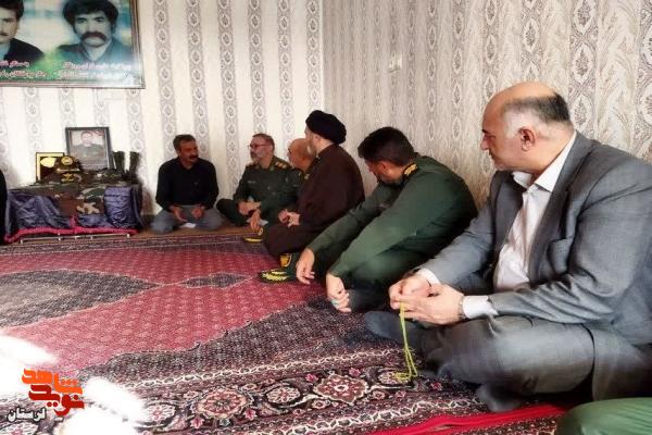 نماینده ولی فقیه در لرستان با خانواده شهدای دفاع مقدس 12 روزه دیدار کرد