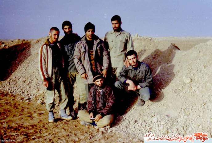 ایستاده از چپ: شهید سید ابراهیم میرجمالی - شهید نظامعلی فتحی- شهید محمد کریمی - اصغر اقاجانی نشسته: جواد فضلعلی - شهید مصطفی میرزایی