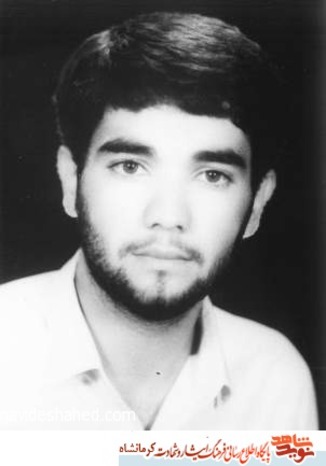 شهید علی اکبر پاشایی 18 بهمن 1344 در  شهرســتان  کرمانشــاه  دیده  به  جهان  گشود. پدرش علي حسن و مادرش  نگار نام  داشت . دانشجوي دوره   کارداني در رشته بهداشت بود. پاسدار بود. پنجم  مرداد 1367 در اسلام آبادغرب هنگام درگیري با نیروهاي سازمان مجاهدین خلق (منافقین) بر اثر اصابت ترکش به  شهادت  رسید. مزار وي  در گلزار شهداي زادگاهش  واقع  است.