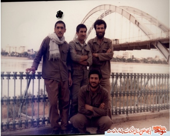 ایستاده سمت چپ تصویر، شهید عباس محرابی