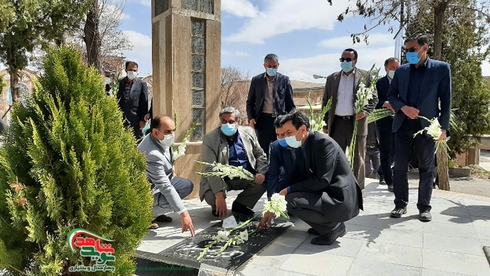گلباران قبور شهدای بمباران هوایی شهرکرد