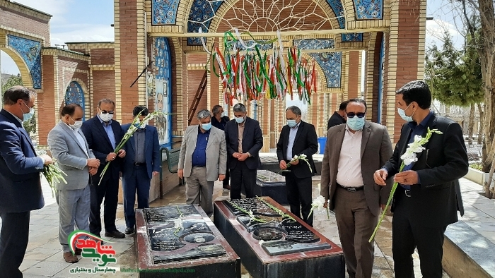 گلباران قبور شهدای بمباران هوایی شهرکرد