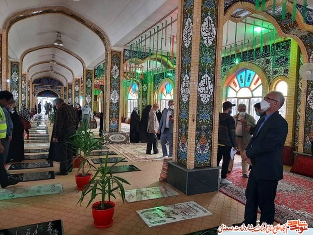 ادای احترام شرکت کنندگان در مسابقه رالی خانوادگی جانبازان استان سمنان پیش از شروع مسابقه در گلزار شهدای شهرستان گرمسار- دوازده فروردین ۱۴۰۰
