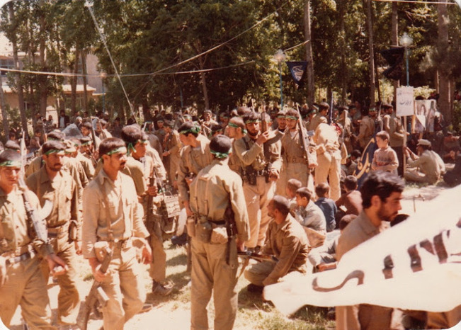 سمت درب ورودی پارک، تعدادی از فرهنگیان و بسیجیان در موقع سخنرانی لحظاتی قبل از بمباران هواپیماهای عراقی