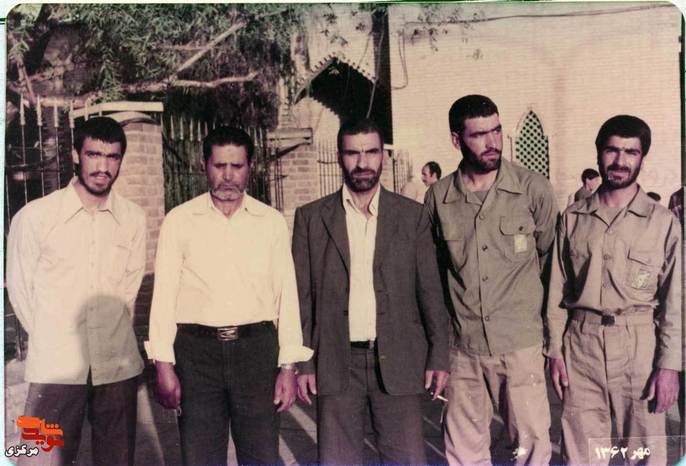 از چپ: محمد داود آبادی - حاج آقا گنجی - حسین داودآبادی - شهید غضنفر داودآبادی - حمیدرضا داودآبادی